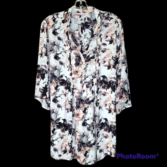 + IN Every Story Floral 3/4 button bell sleeve tunic length tie back top - Picture 2 of 11